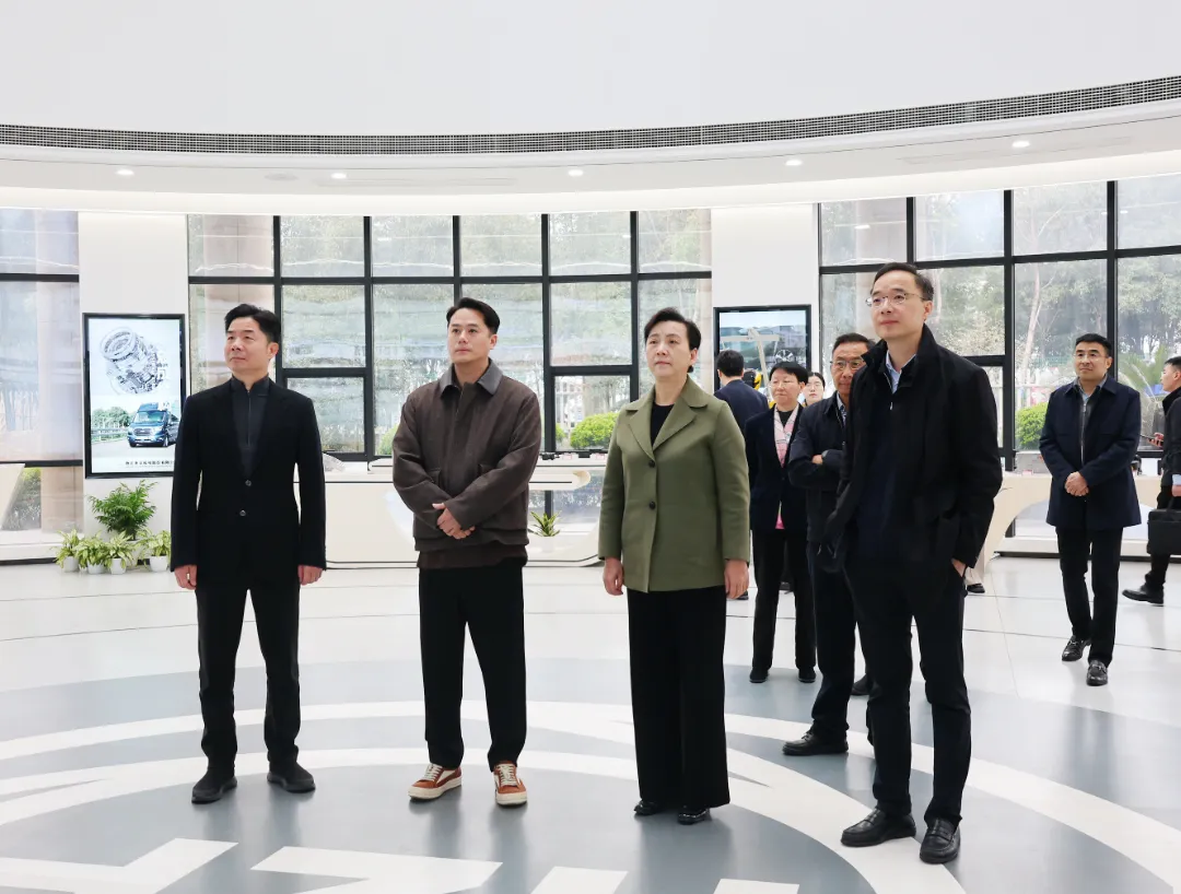 Si Wang Wenxu, Tagapangulo ng Hangzhou Municipal Committee ng Chinese People's Political Consultative Conference (CPPCC), ay nag-iimbestiga sa Zhaofeng Co., Ltd.